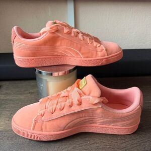 NEW IN BOX Puma Velour Sneakers Girls size 5